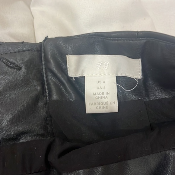H&M Faux leather skirt - size 4 - Picture 2 of 3